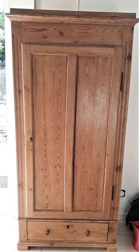 Armoire anglaise en pin. 75 Saint-Cloud (92)