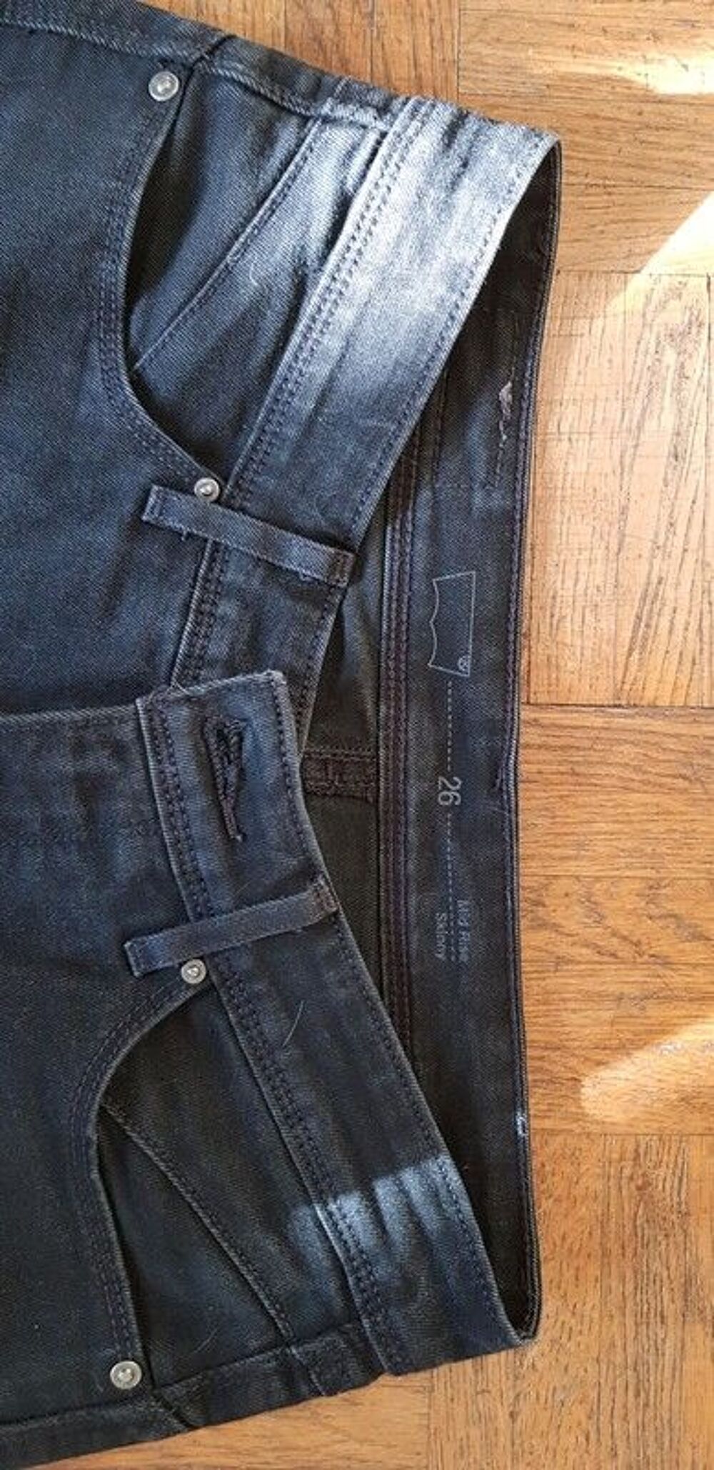 Jean levis demi curve 26 skinny noir jamais port&eacute; Vêtements