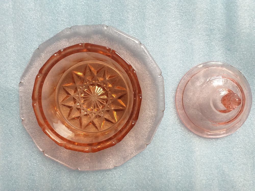 BEURRIER ou SUCRIER avec soucoupe int&eacute;gr&eacute;e en verre de couleur rose Décoration