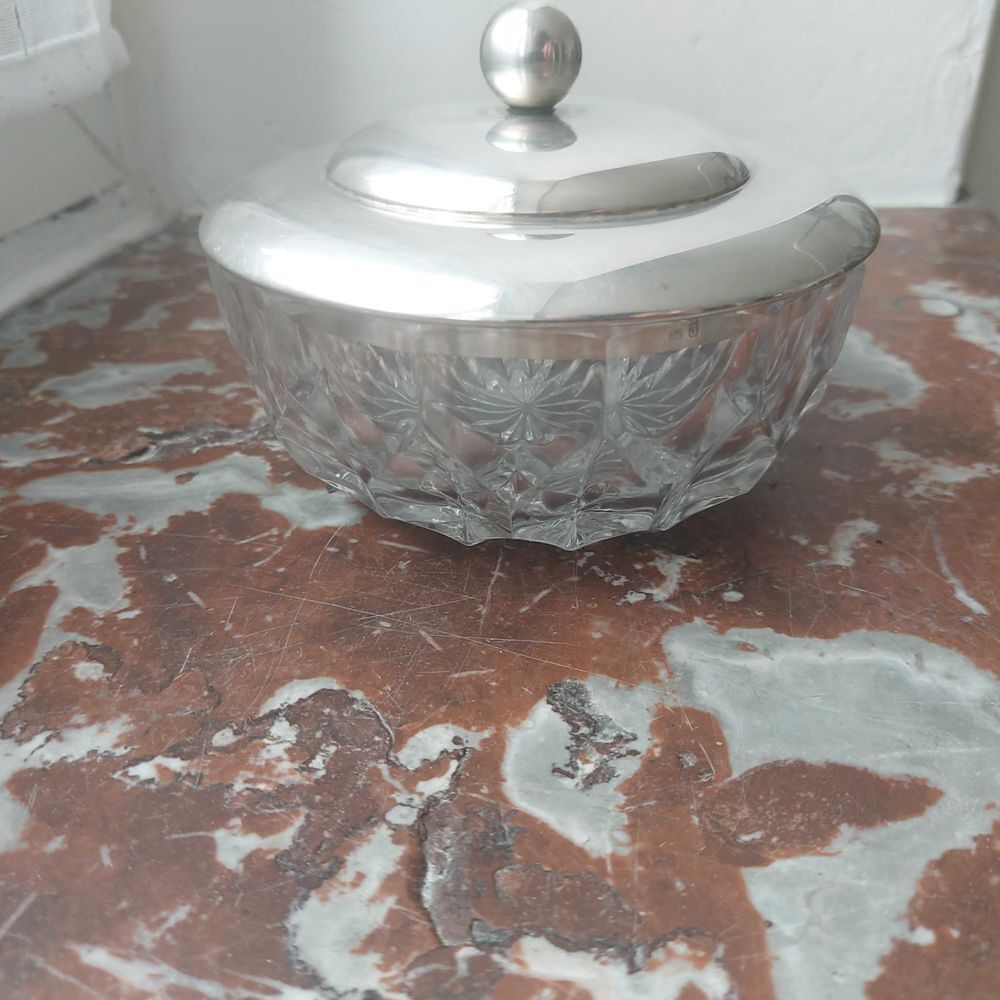 Bonbonni&egrave;re en cristal et couvercle argent 925/1000 Décoration