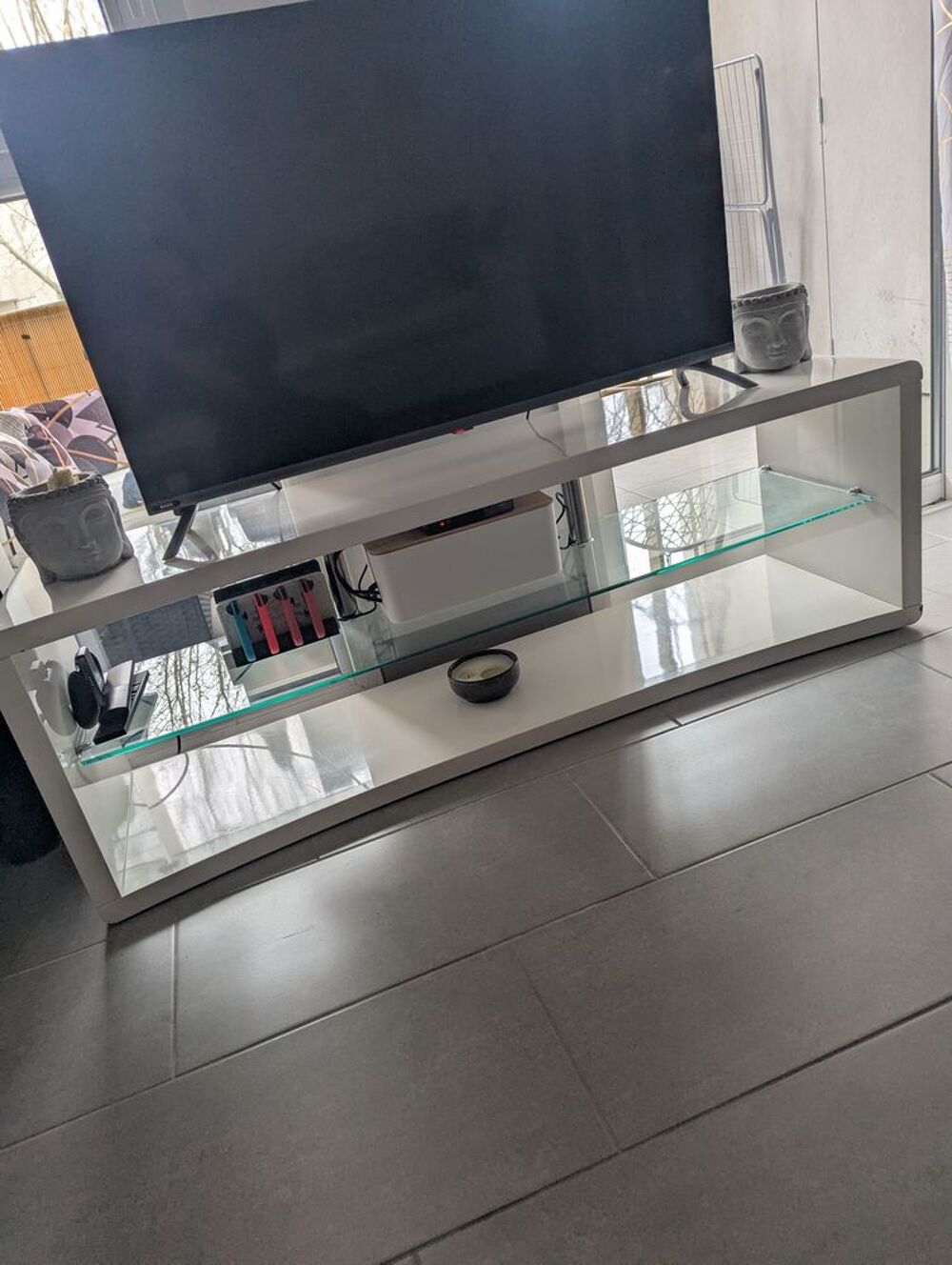 Meuble t&eacute;l&eacute; laqu&eacute; blanc Meubles