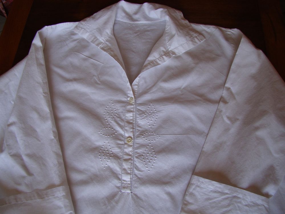 Chemise de nuit ancienne brod&eacute;e main T. 46 ann&eacute;es 1930
Vêtements