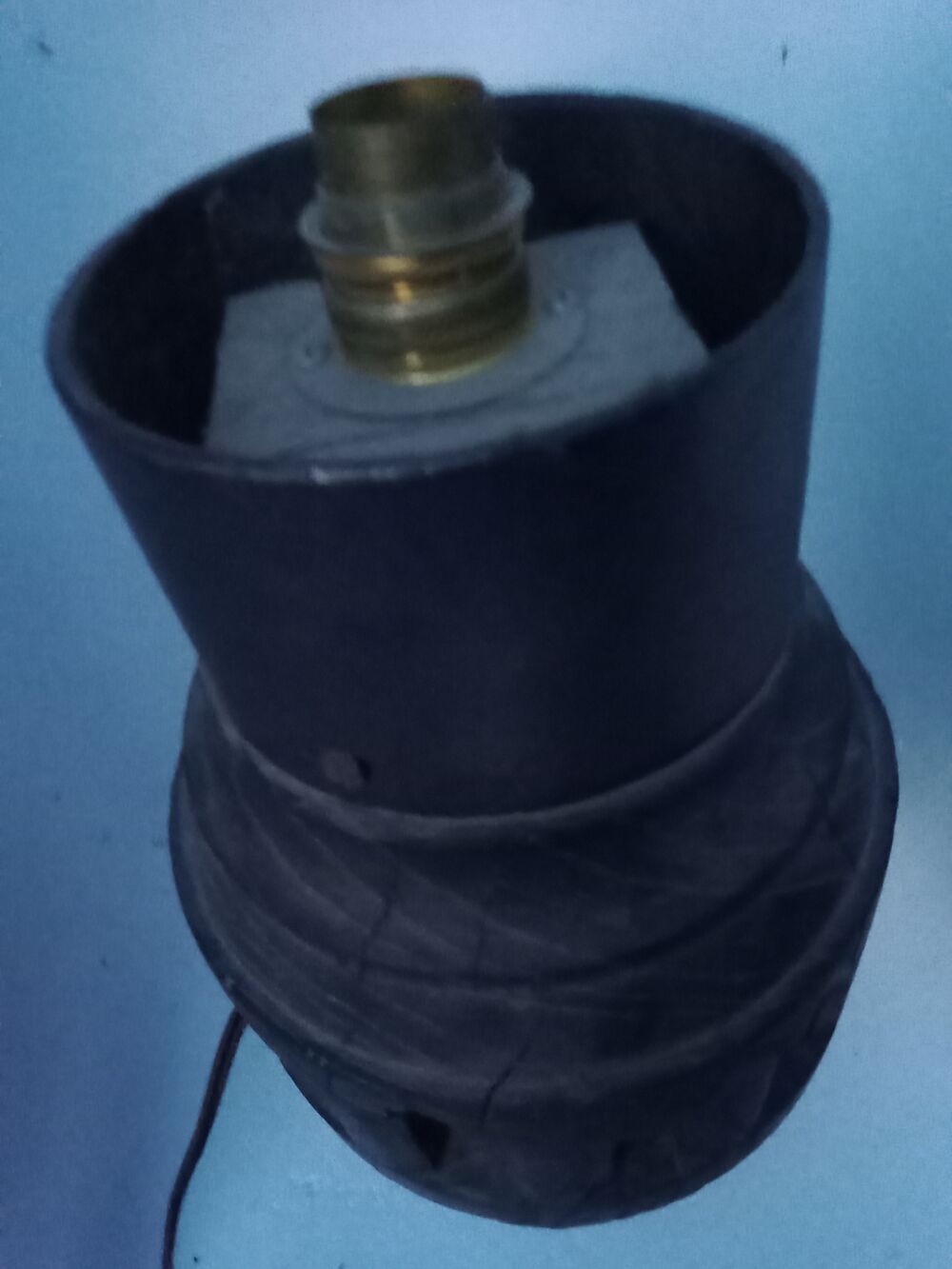 Ancien moyeu de roue de charrette mont&eacute; en lampe Décoration