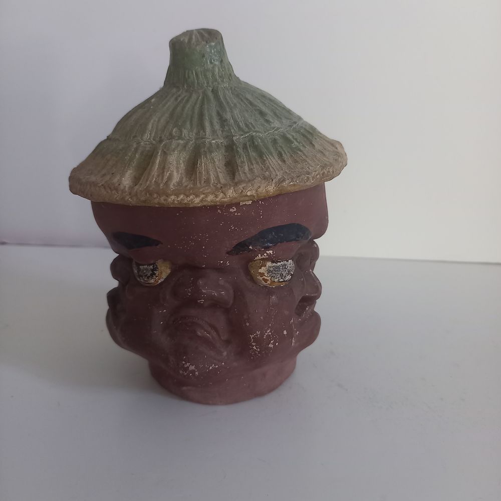 Insolite pot aux 4 visages en argile et son couvercle 