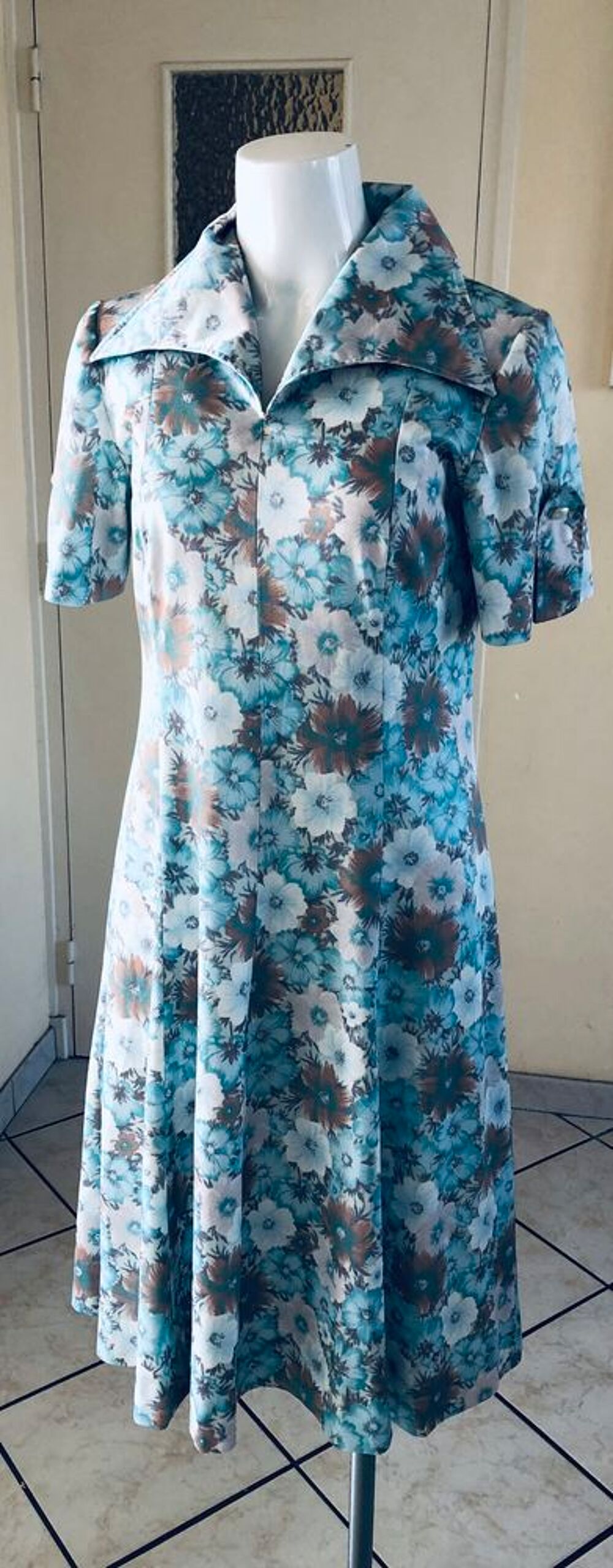 Robe vintage style ann&eacute;e 70 col pelle &agrave; tarte Vtements