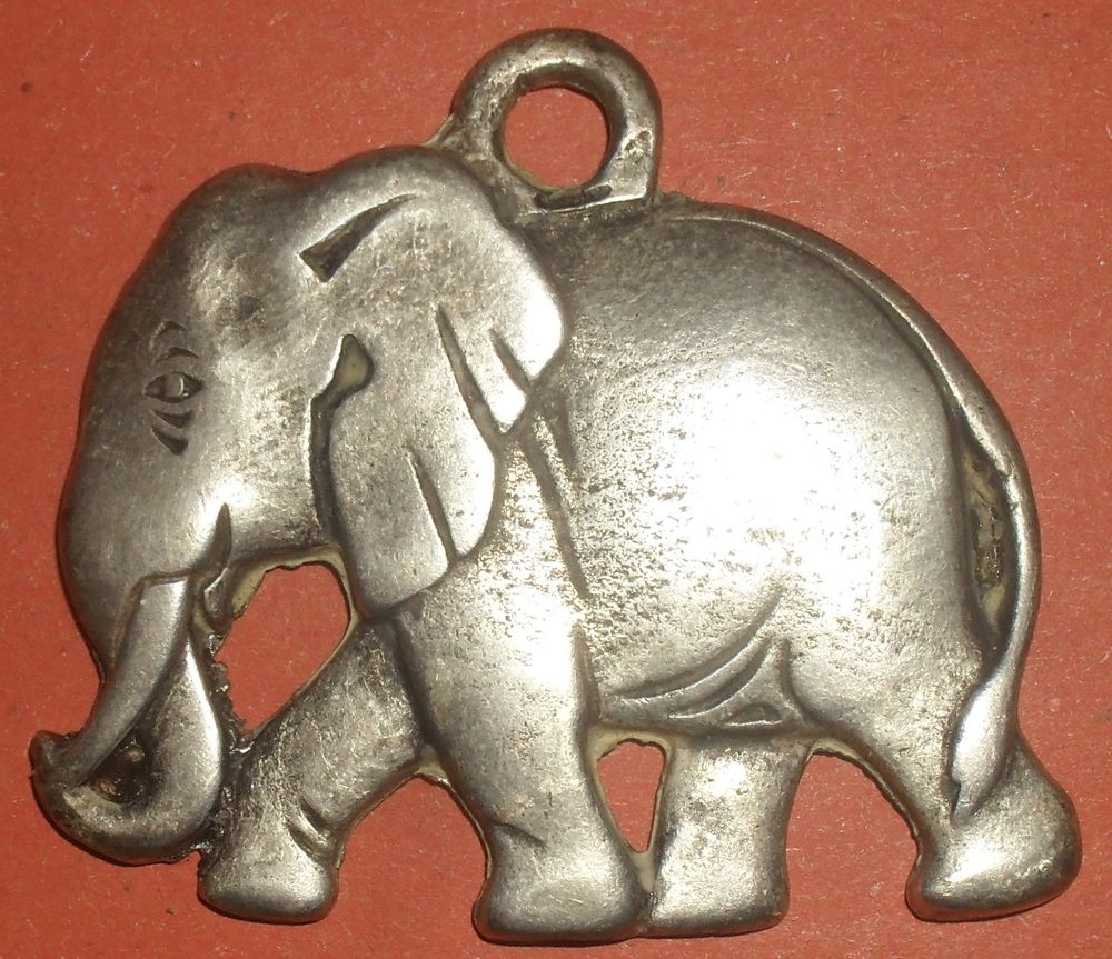 Pendentif en Argent El&eacute;phant.
En tr&egrave;s bon &eacute;tat. Bijoux et montres