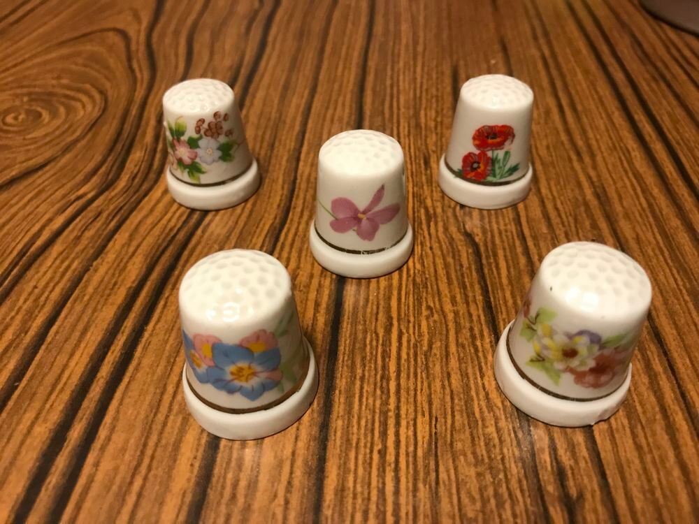 lot de 5 DES A COUDRE en PORCELAINE 'FLEURS" Décoration