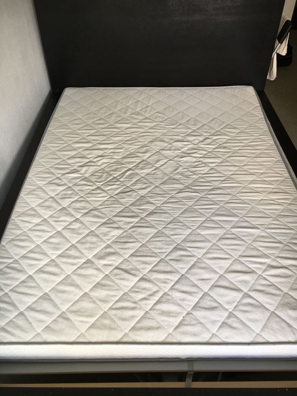 Vend lit IKEA + Matelas + Chevet Meubles