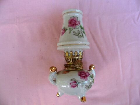Lampe  ptrole en porcelaine blanche dcors fleur neuve 30 Castries (34)