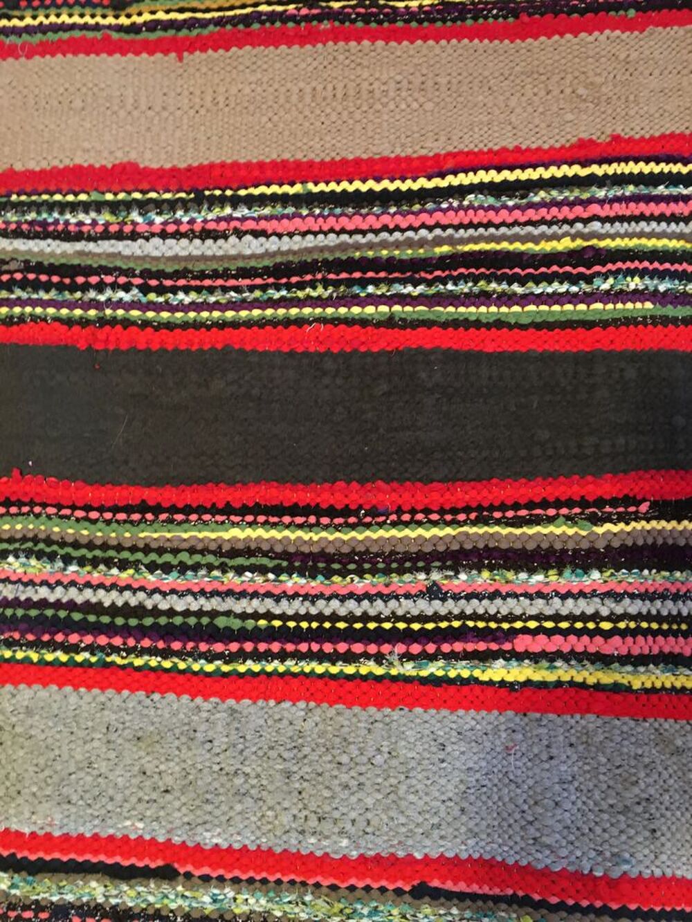 Tapis en laine et coton multicolore. Décoration