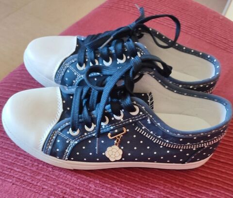 Tennis femme marine à pois blancs  5 Orthez (64)