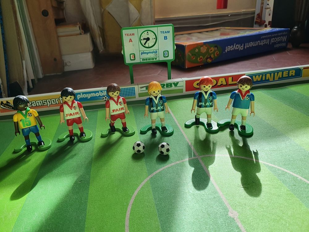 Jeu foot Playmobil 4700 + 2 joueurs (Br&eacute;silien et Fran&ccedil;ais) Jeux / jouets