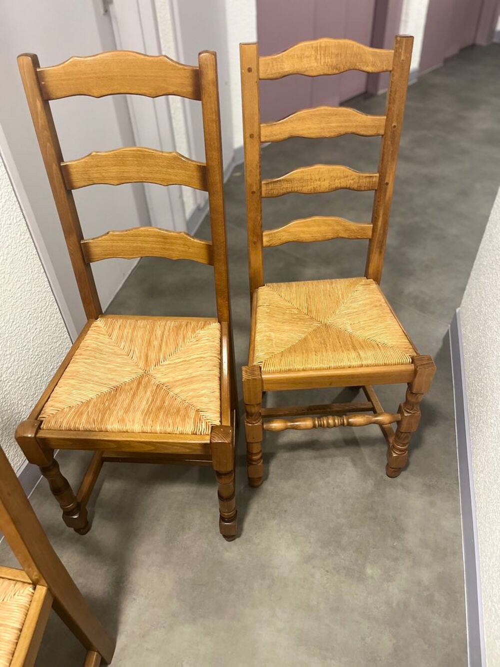 8 chaises en bois paill&eacute;es Meubles