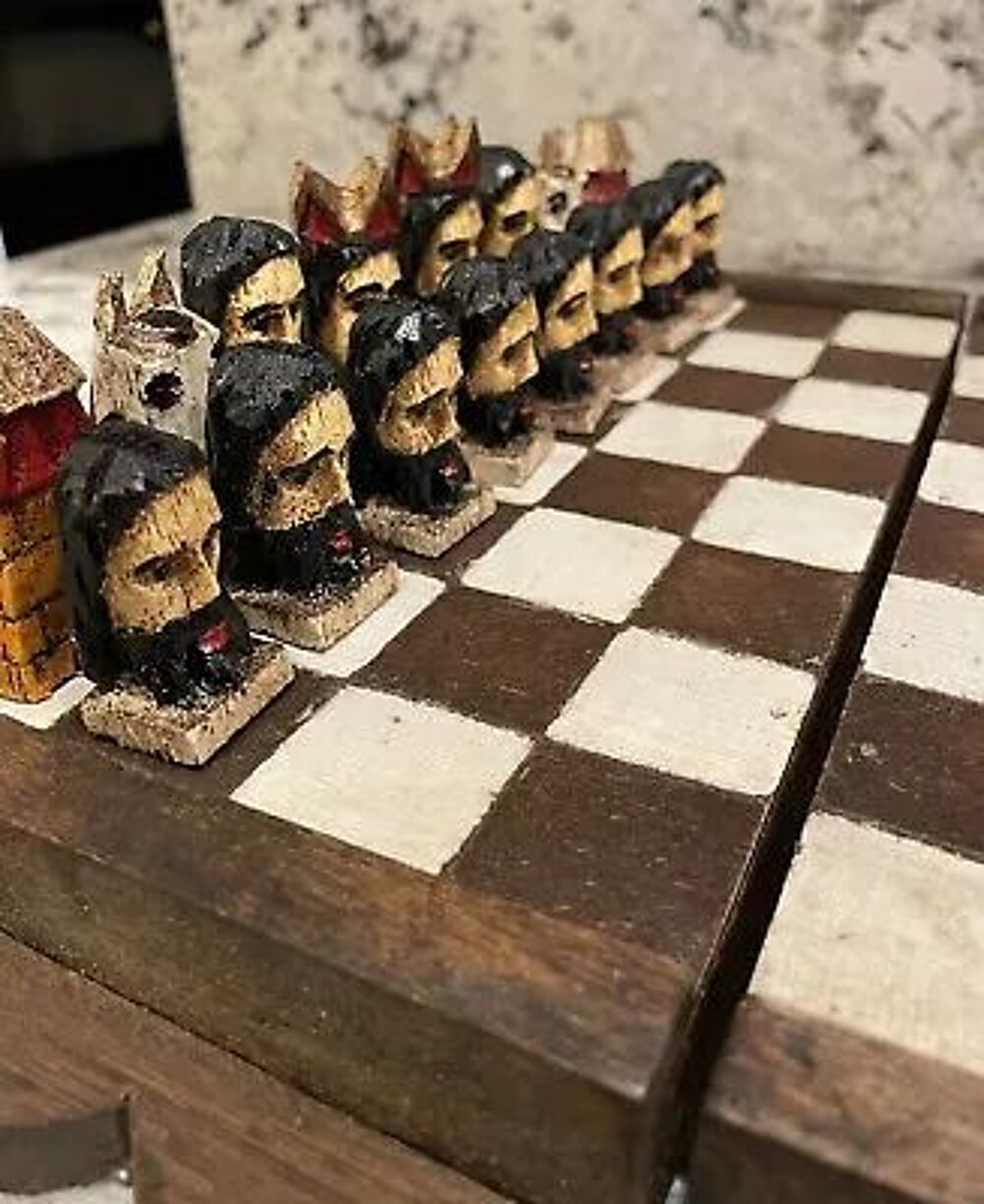 Jeu d'&eacute;checs sculpt&eacute; &agrave; la main en bois (ancienne ) Jeux / jouets