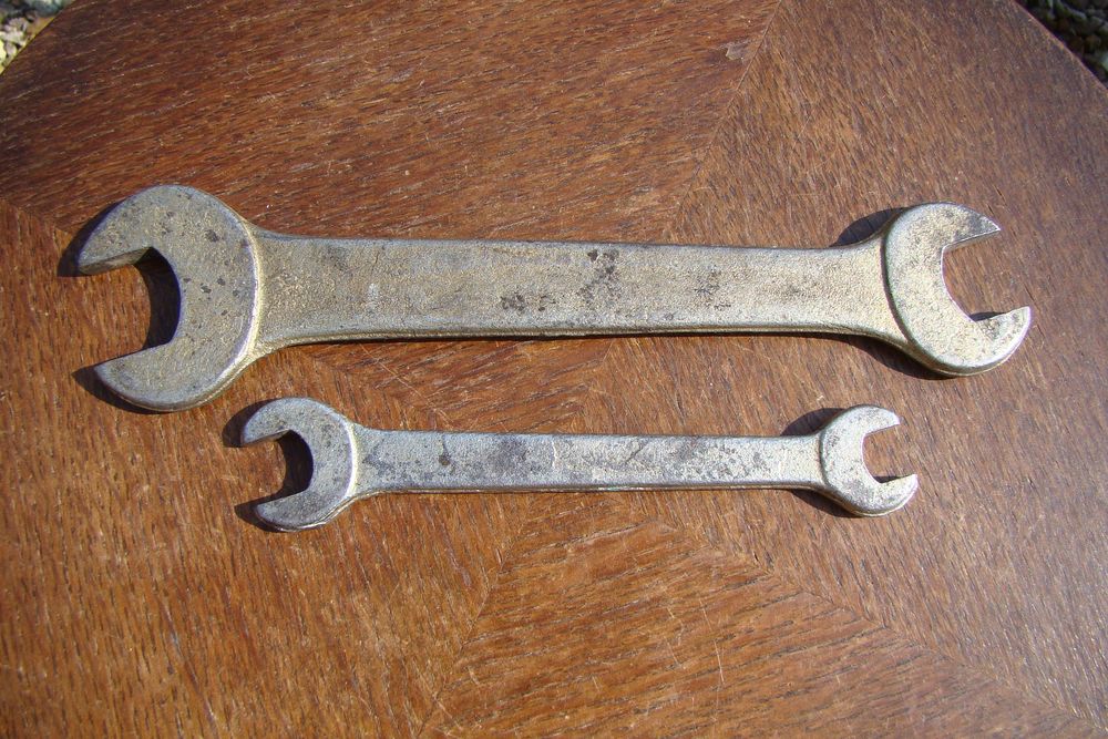 Lot de 2 anciennes cl&eacute;s plates FIAT
Bricolage