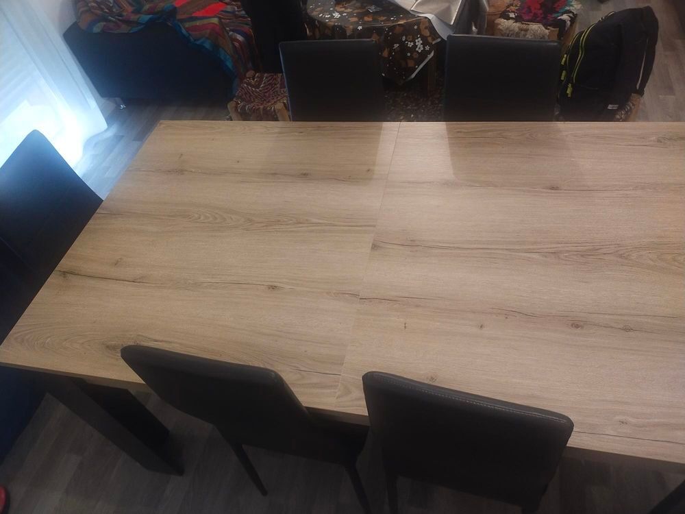 TABLE SALLE A MANGER BEIGE ET NOIRE Meubles