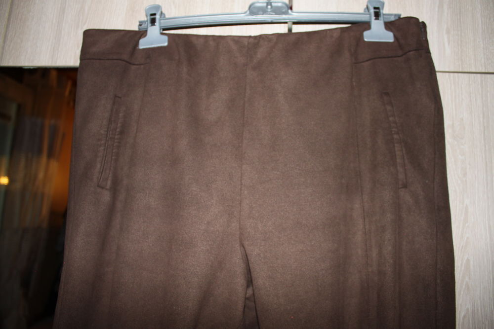 Pantalon marron Grain de malice taille 48 imitation daim
Vêtements