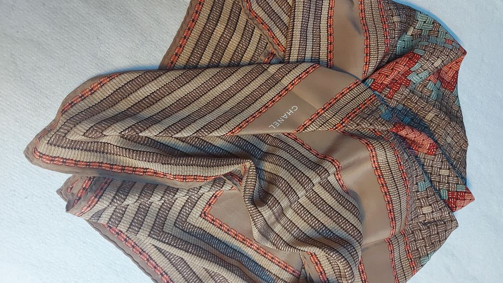 Carr&eacute;/Foulard Chanel Vêtements