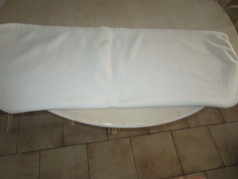 Un plaid couleur beige clair 10 Brignais (69)