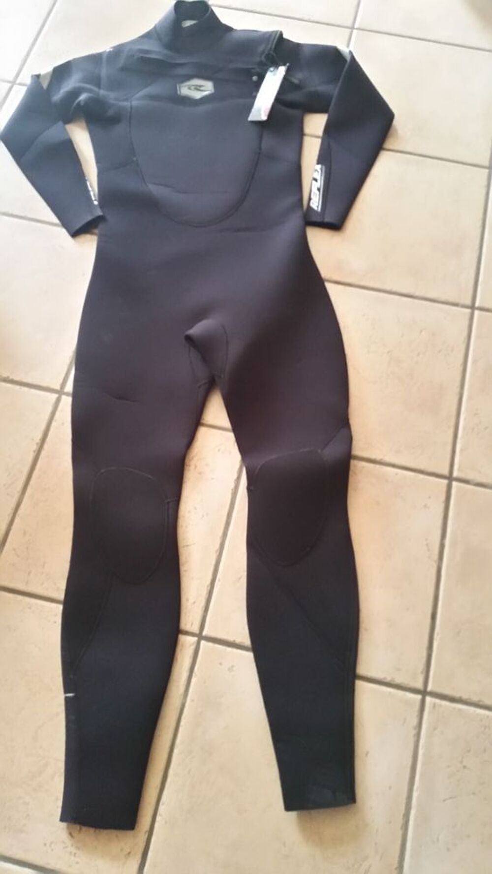 Combinaison int&eacute;grale neuve hiver 5/ 4 / 3.
Sports