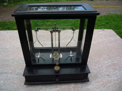 Balance de pr�cision
36cm x 24cm
h 37cm 150 Castres (81)