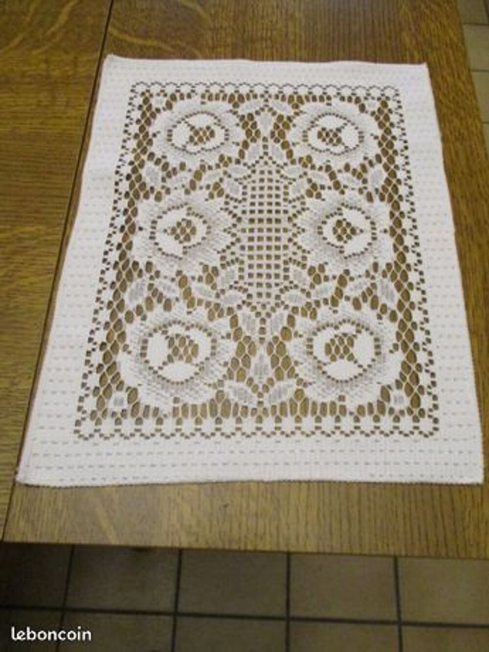 Grand napperon &eacute;cru diam&egrave;tre 38 cm
Décoration