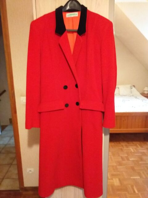 manteau en laine rouge 100 La Chapelle-en-Serval (60)