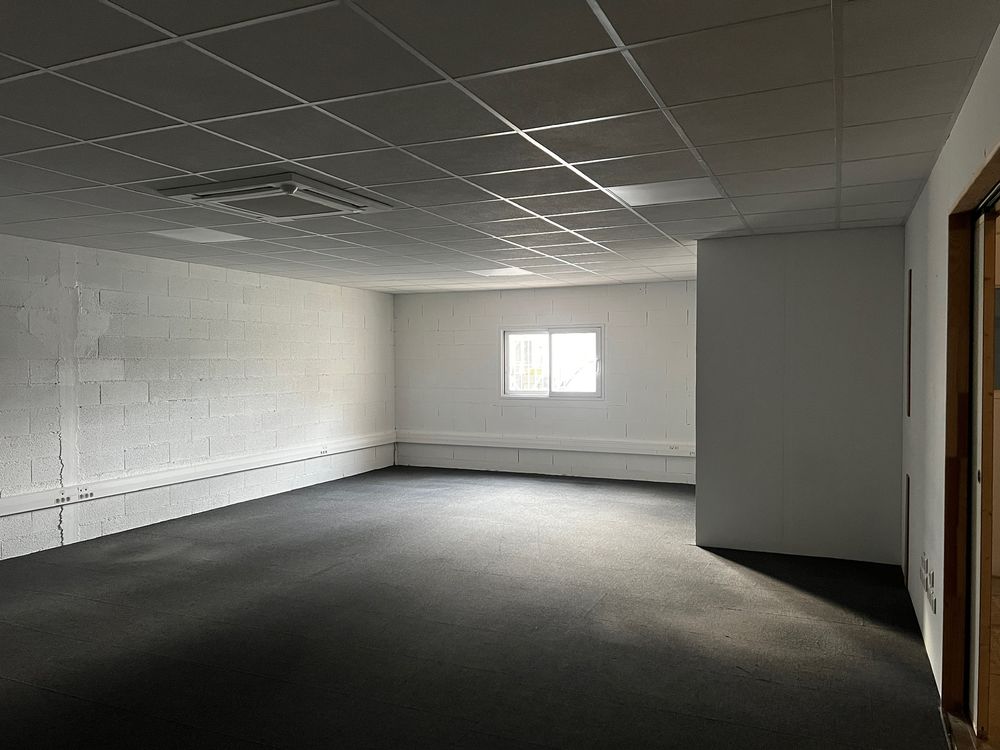   Entrepôt de 236 m² avec bureaux et 4 places de parking Merville