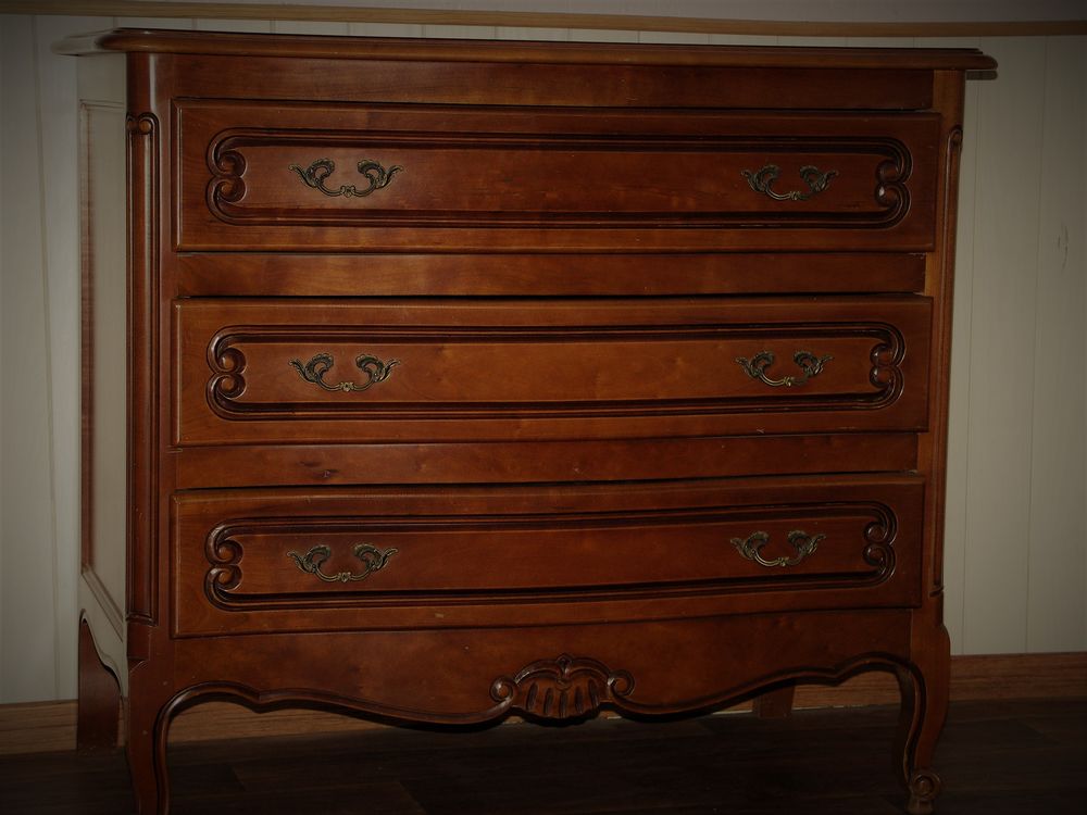 Commode h&ecirc;tre teint&eacute; merisier. Meubles