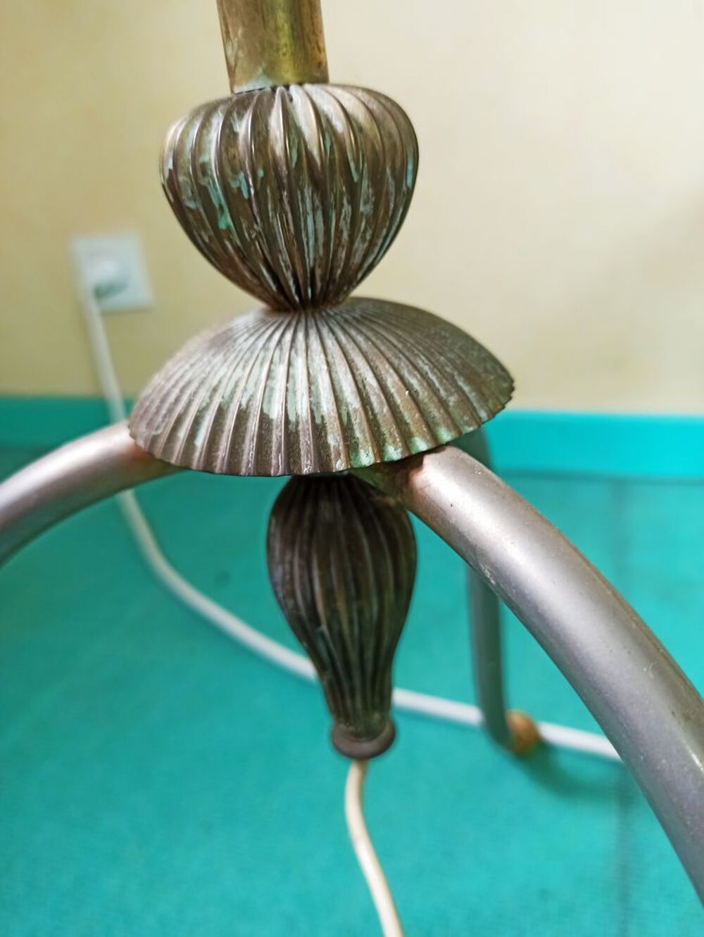 Lampadaire et gueridon assorti, fa&ccedil;on laiton Meubles