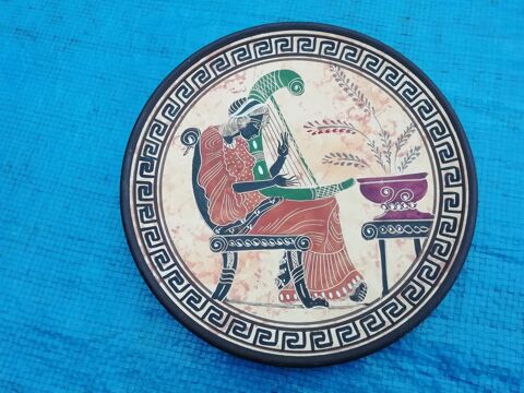 Assiette origine Grèce décors déesse jouant de la lyre 24 Lésigny (77)