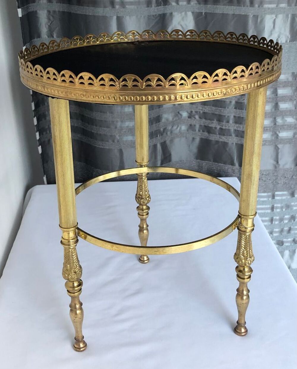 Table d'appoint ronde tripode laiton style n&eacute;oclassique Meubles