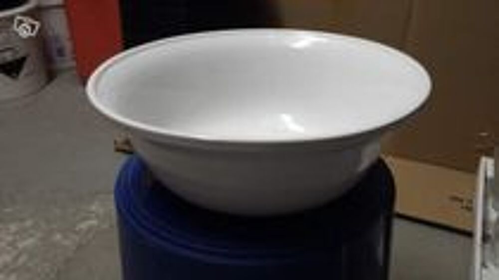 Plat rond en gr&egrave;s blanc Décoration