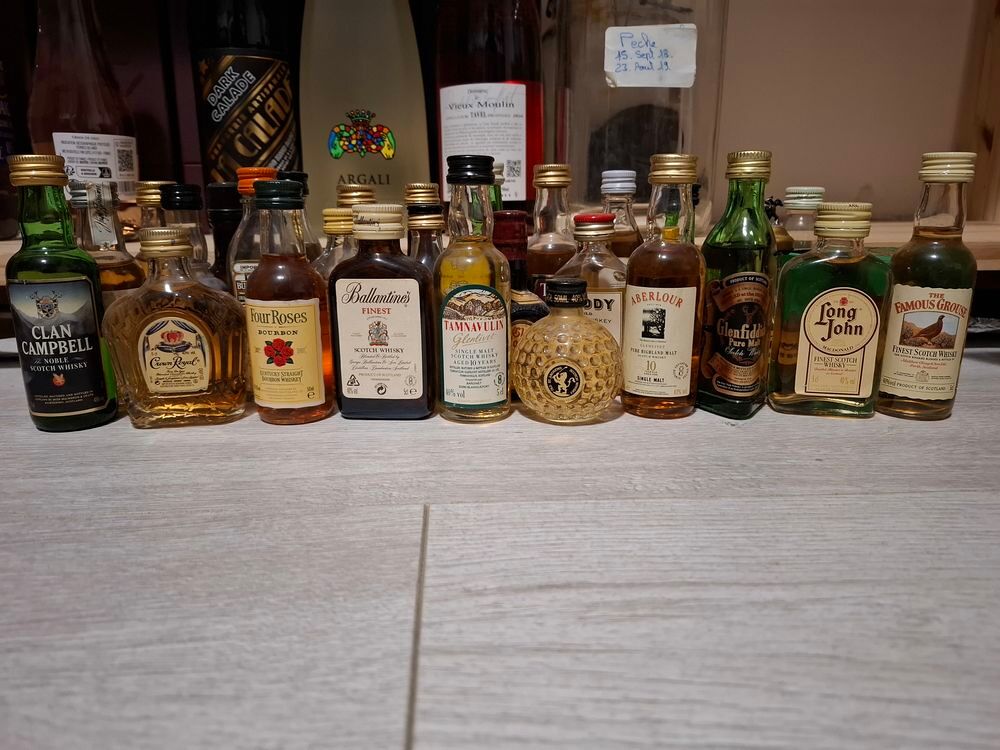 Une 60 taine Mignonnettes whisky pleine 