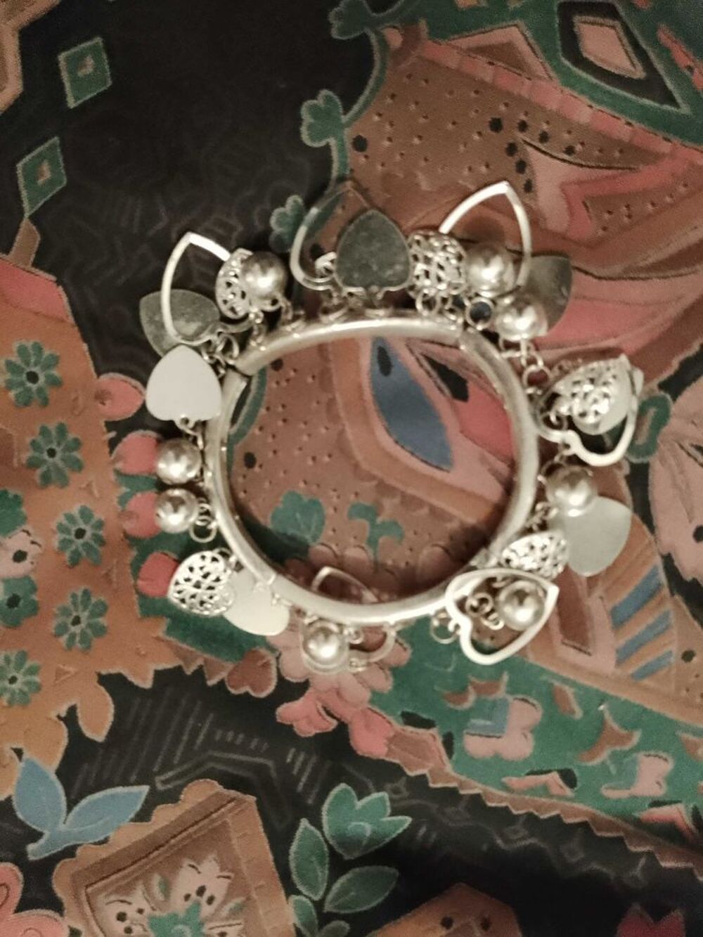 bracelet en m&eacute;tal argent&eacute; th&egrave;me coeurs enfants. Bijoux et montres