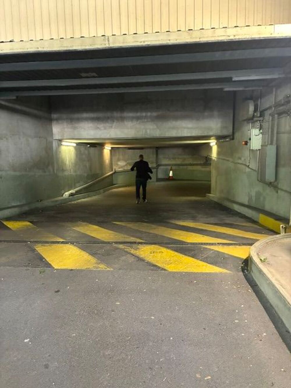Location Parking/Garage Place de parking sécurisée ? Paris 15e Commerce -accès badge Paris 15