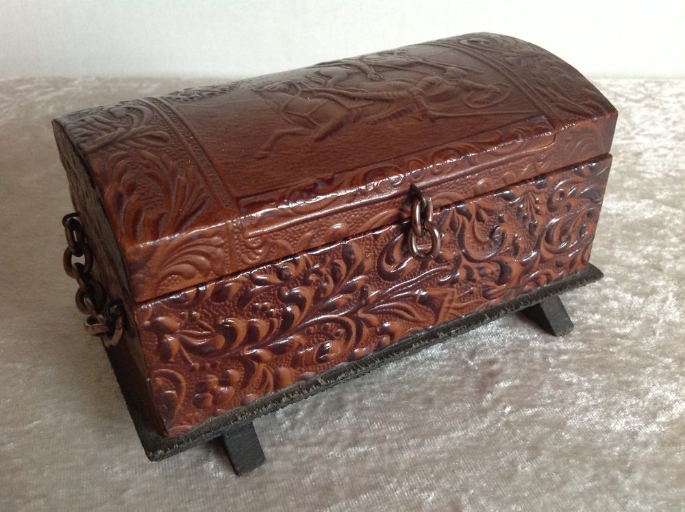 BOITE ANCIENNE ENN BOIS RECOUVERTE CUIR/SIMILI RELIEF Envoi Possibl Décoration