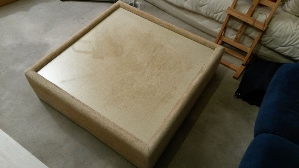 Table basse carr&eacute;e beige avec dessus en verre Meubles