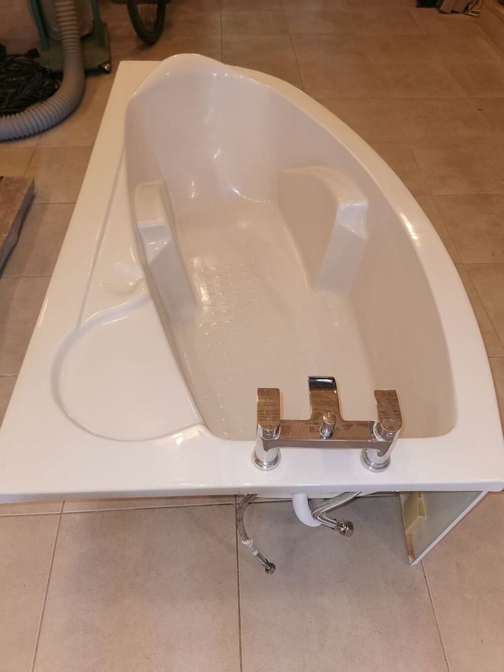 baignoire acrylique avec sa jupe et la robinetterie Bricolage