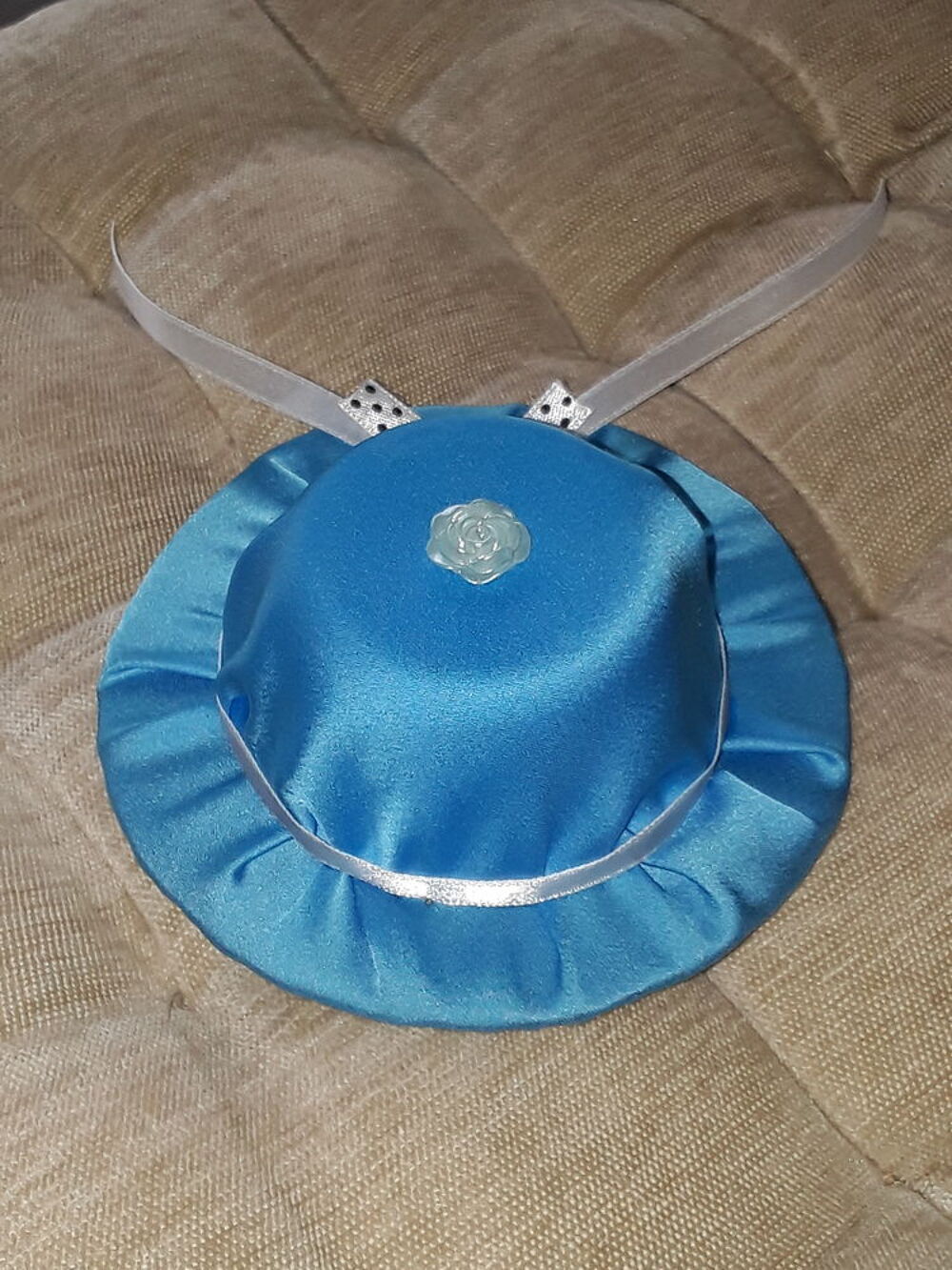 Petit chapeau en tissu neuf fait main Décoration