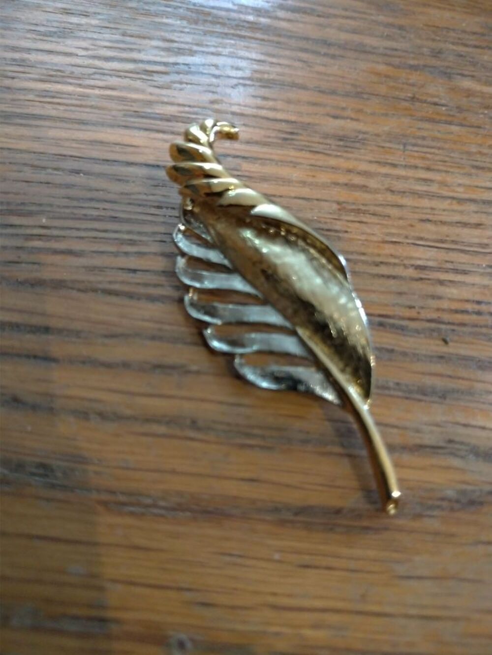 Broche feuille dor&eacute;e Bijoux et montres