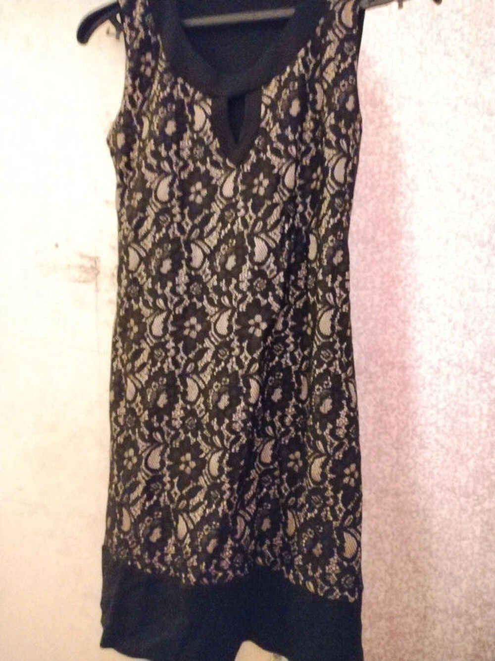 Robe noire avec dentelle sur le devant Vêtements