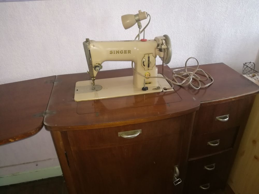 machine &agrave; coudre SINGER avec son meuble Electroménager