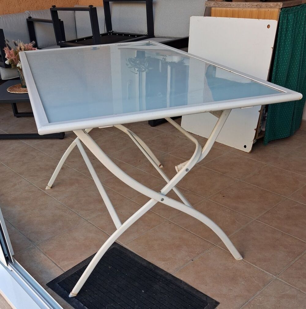Table m&eacute;tal et verre pliable. Meubles