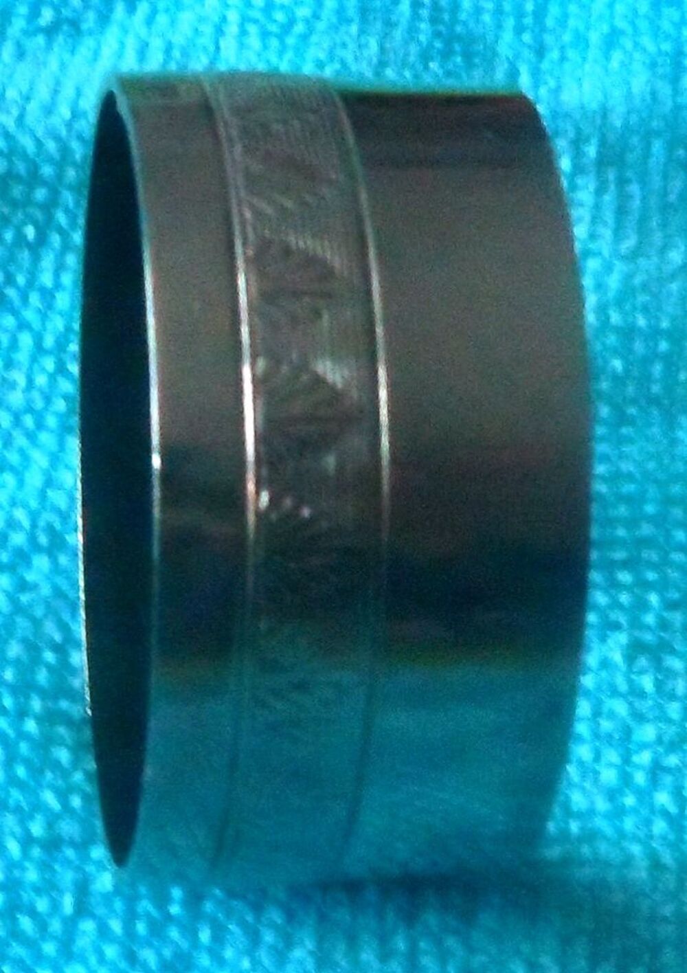 Rond de serviette ancien en m&eacute;tal argent&eacute; avec poin&ccedil;on
Cuisine