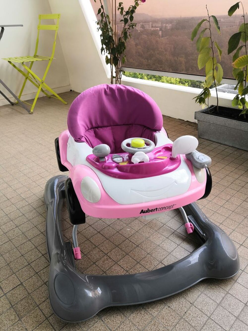 trotteur voiturette pour les 1er pas de b&eacute;b&eacute; bon &eacute;tat Puériculture