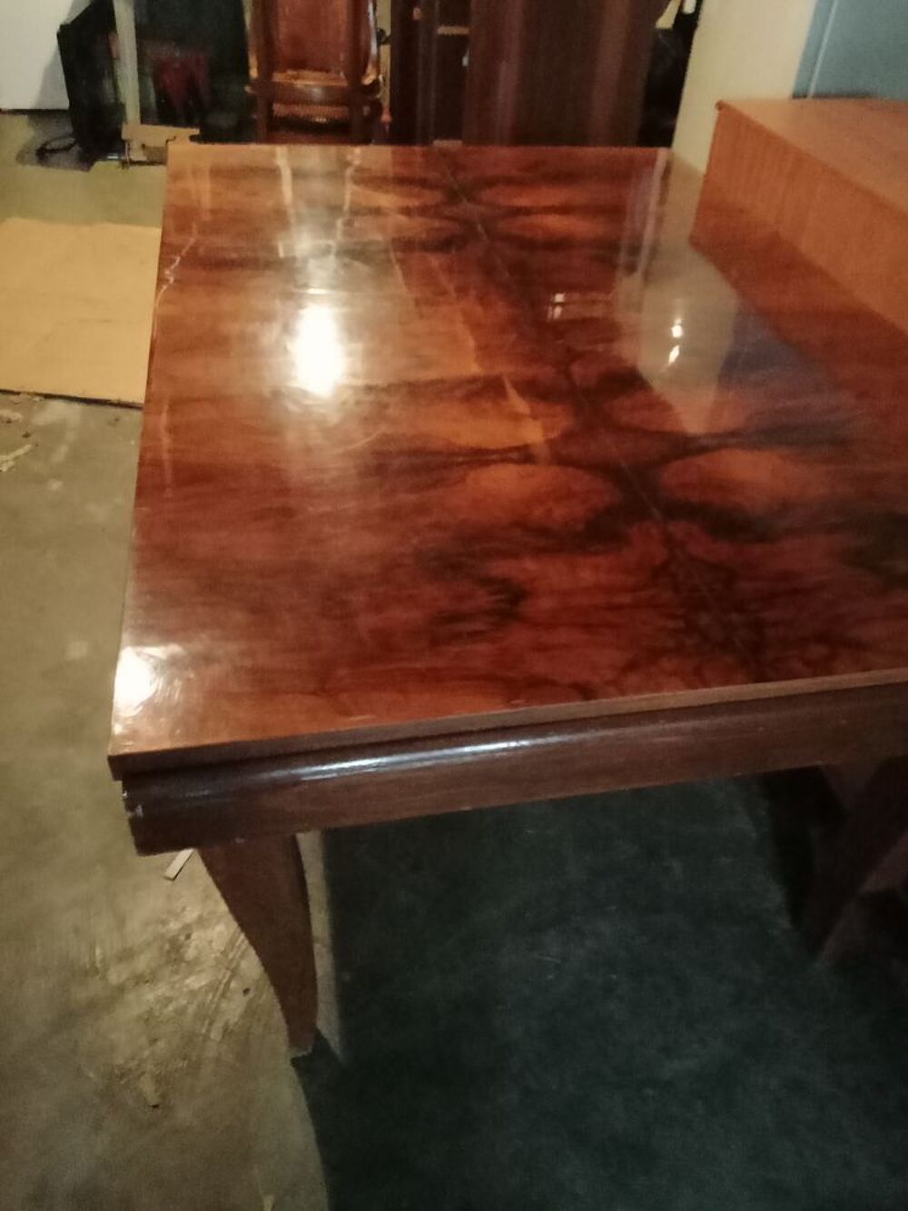 Une table et quatre chaises Meubles