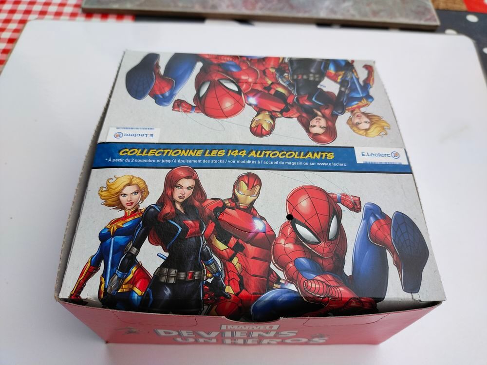 boite carte autocollant deviens un h&eacute;ros de marvel 