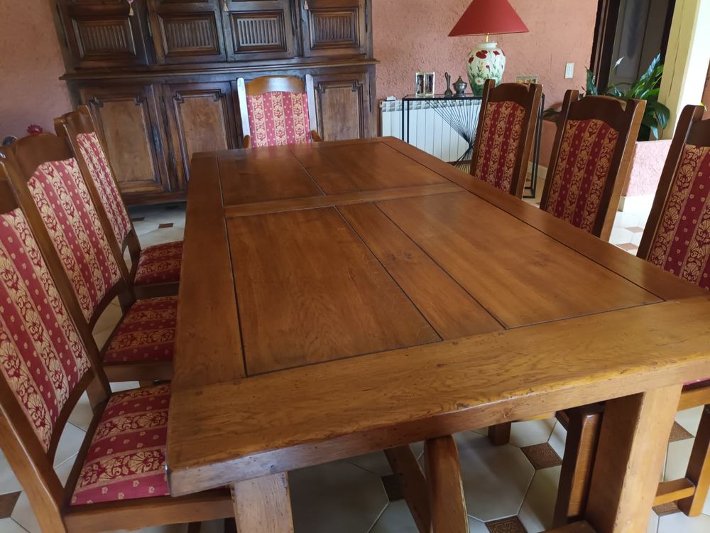 Tres belle salle &agrave; manger en ch&ecirc;ne massif . Meubles