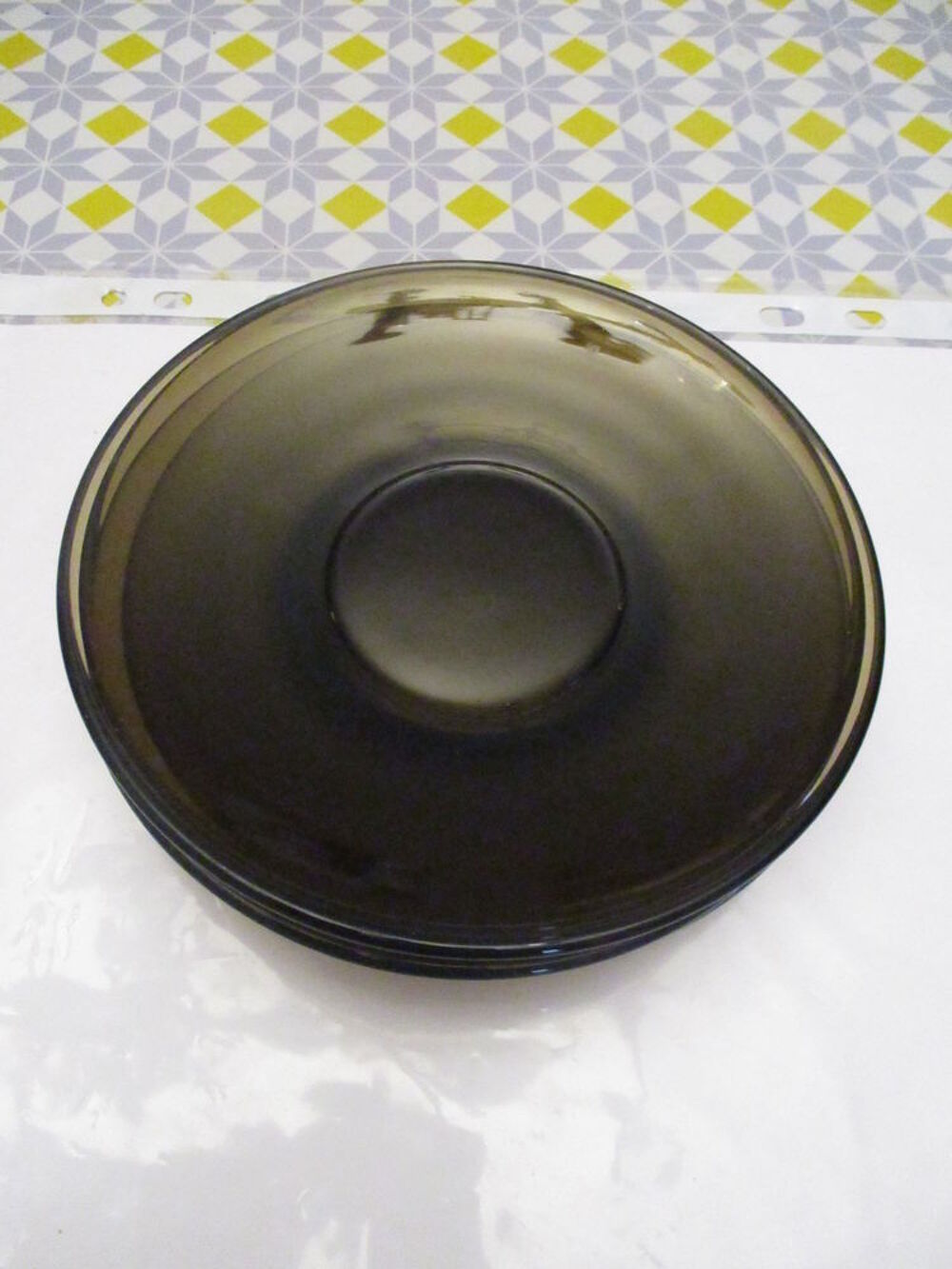 assiettes en verre marron fum&eacute; dont quelque unes avec motifs Cuisine